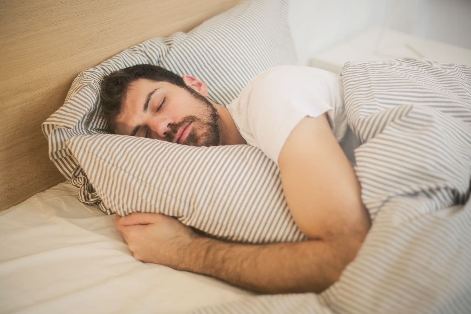 Melatonină 1 mg: adormire, jet lag, nu somnifer magic