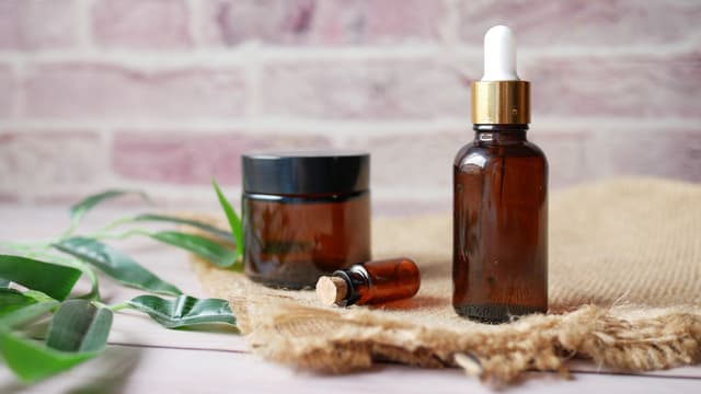 Ce substanțe trebuie să evităm din produsele cosmetice