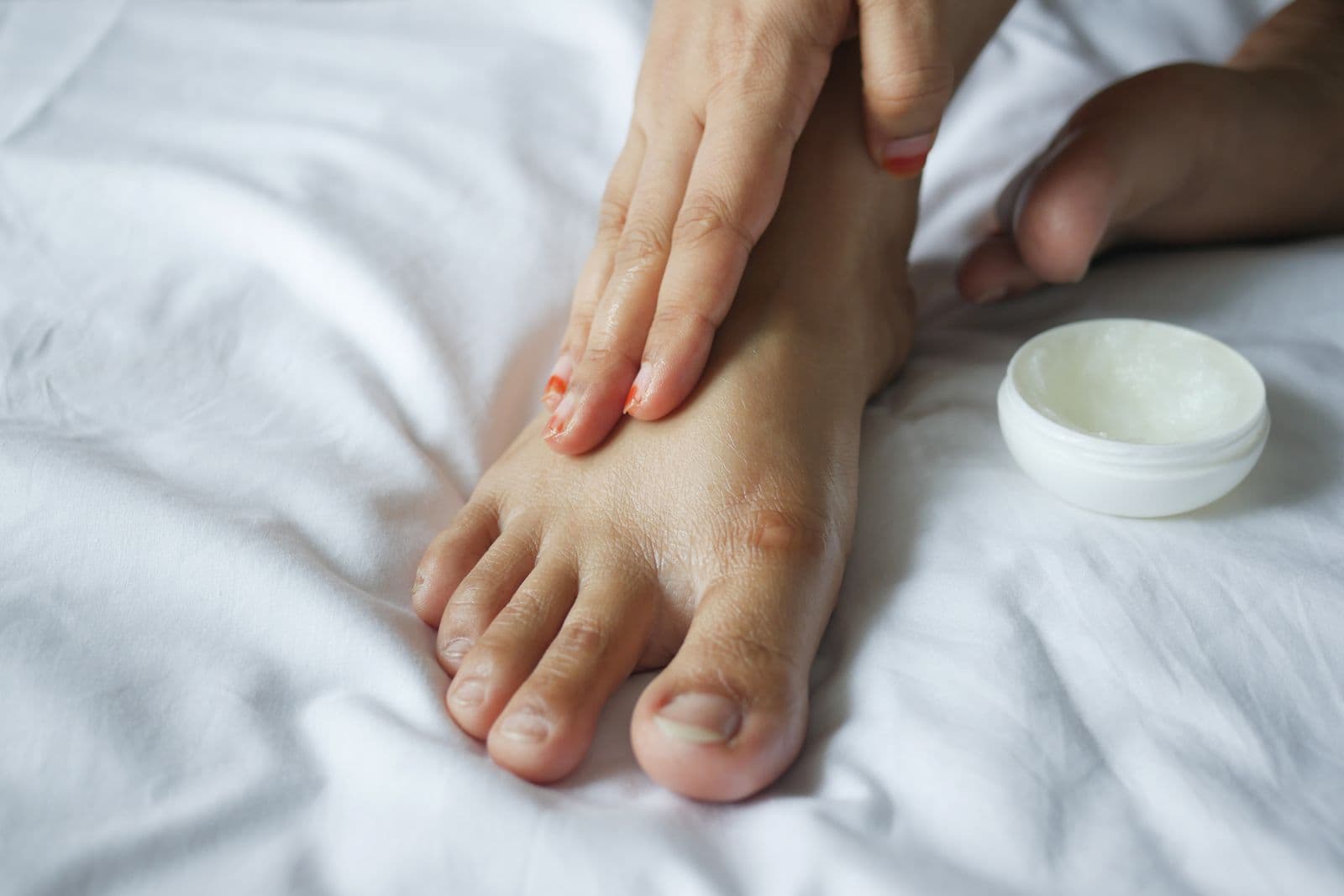 Uree 10% pe piele: hidratare, călcâie, nu pe răni