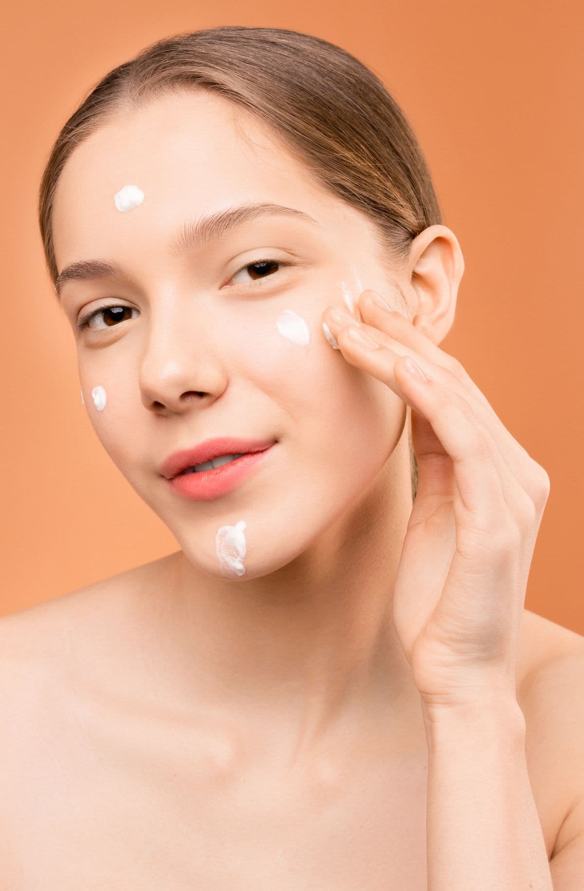 Acid salicilic 2% (BHA): pori, puncte negre, SPF obligatoriu