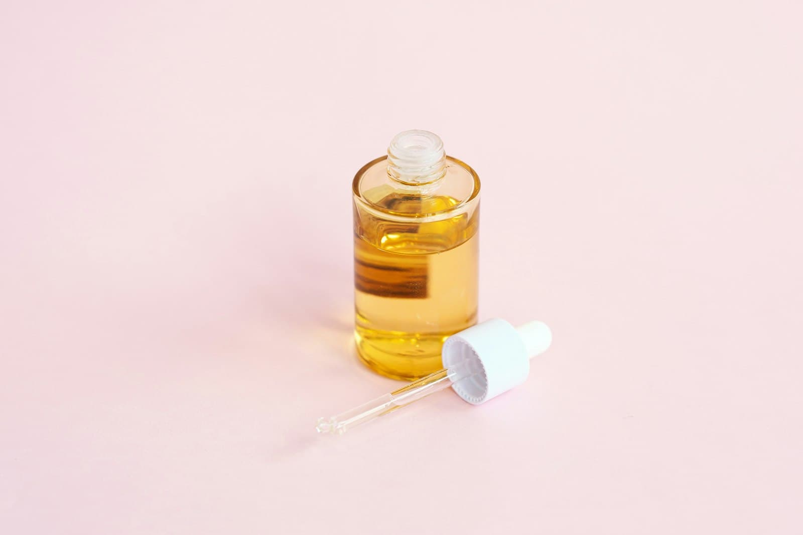 Pete post-acnee și melasmă: acid tranexamic, vitamina C sau niacinamidă?